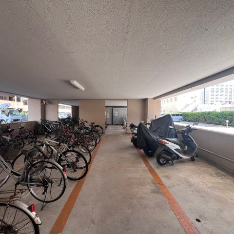 【駐輪場】 | グランピアグーテンハイツ箱崎Ⅴ | たっぷりの駐輪スペース。屋根付きなのでサドルが濡れる心配がありません
