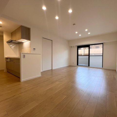 【居間・リビング】 | グランピアグーテンハイツ箱崎Ⅴ | 4月に全面リフォーム済みです。リビングは広く落ち着く空間になっており、お好きなレイアウトを楽しめます