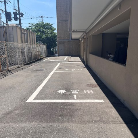 【駐車場】 | グランピアグーテンハイツ箱崎Ⅴ | 来客用駐車場も設けられているので家族や友人の来訪も気軽に受けられます