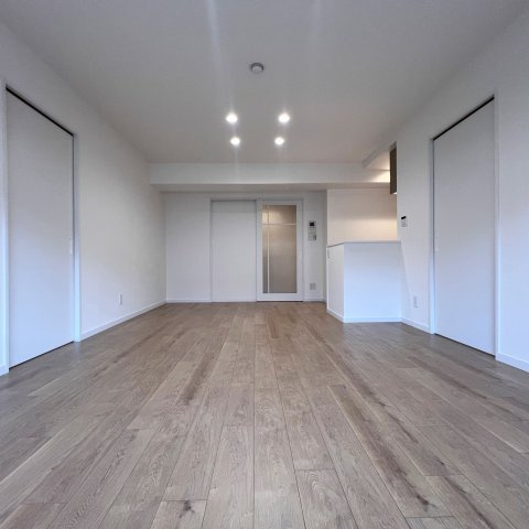 【居間・リビング】 | グランピアグーテンハイツ箱崎Ⅴ | 大きな窓のあるLDKは明るさたっぷり。食事のときも、くつろぎの時間も楽しい家族の時間をすごせそうです