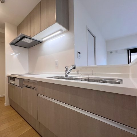 【キッチン】 | グランピアグーテンハイツ箱崎Ⅴ | 壁付けキッチンは壁面が多いので収納量が多くなります。吊戸棚もあり、調理器具も整頓しやすいです