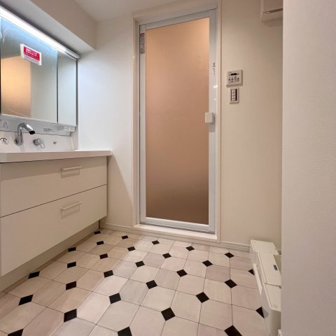 【独立洗面台】 | グランピアグーテンハイツ箱崎Ⅴ | 収納力と機能性に優れた三面鏡洗面化粧台です。鏡裏収納のおかげで洗面回りをすっきり清潔に保てます