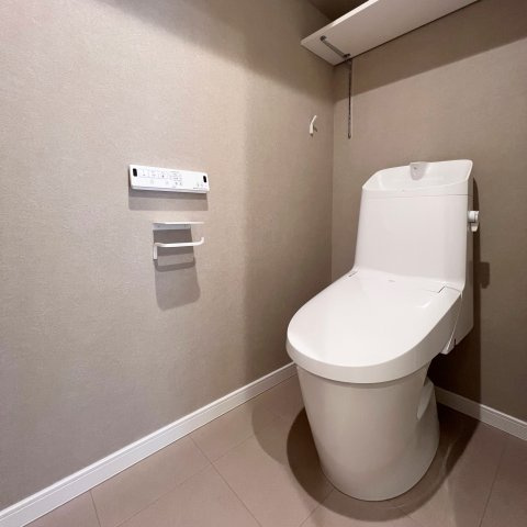 【トイレ】 | グランピアグーテンハイツ箱崎Ⅴ | 冬は便座も温水も温かく快適なシャワー付トイレ。上部には収納を設置◎