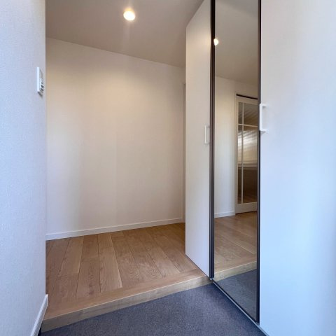 【玄関】 | グランピアグーテンハイツ箱崎Ⅴ | 玄関には収能力の高いシューズボックスと姿見までセットされています