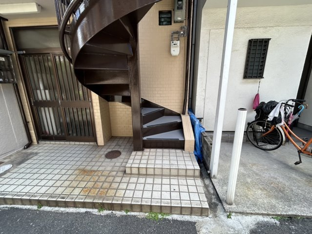 本多マンションのエントランス