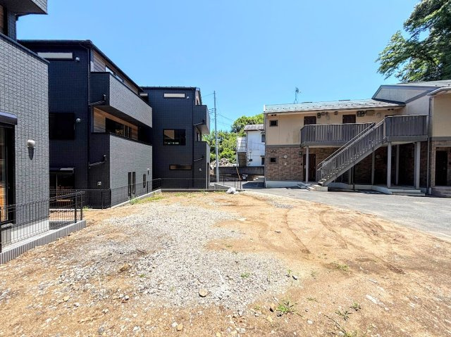 鎌倉市岩瀬　条件なし売地の外観|爽やかな青空の下に贅沢なほどに降り注ぐ陽光、豊かな居住性と、クオリティが見事に調和した住空間は、住まうことの喜びを感じさせてくれます。ゆとりある広い敷地で開放的なお住まいです。