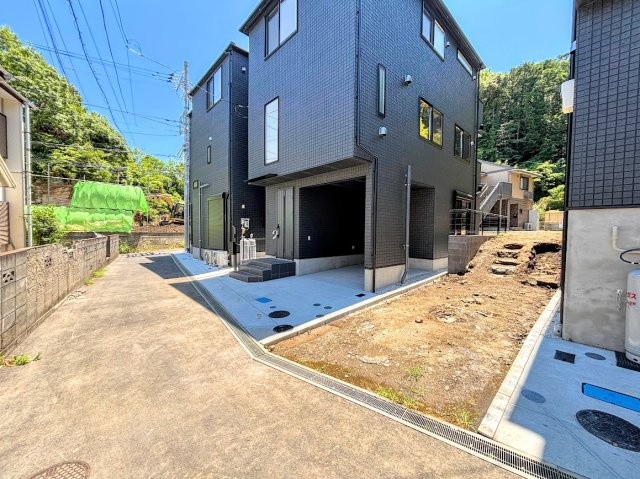 鎌倉市岩瀬　条件なし売地の前面道路含む現地写真|◆前面道路も幅員があり車の運転も安心！前面道路は閑静な住宅地。車通りの少ない道路です。お子様にも安心です。