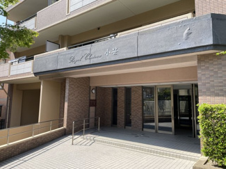 【エントランス】 | 外と内をつなぐエントランスは、明るく清潔感のある雰囲気を漂わせてお住まいの方を気持ちよくお迎えします