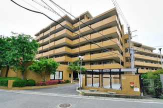 【外観】 | 近くにバス停があるので交通の便が良いです。敷地内駐車場に空きがあるので車をお持ちの方でも安心です