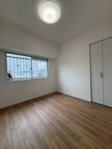 【洋室】 | ライオンズマンション周船寺 | 4.5帖の洋室。コンパクトなお部屋ですが収納がたっぷりあるので居住スペースは広く使えます