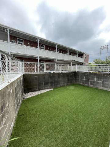 【庭】 | ライオンズマンション周船寺 | 陽当りの良いお庭は芝が敷いてあるのでお手入れがしやすいです。ガーデニングを楽しめるスペースもあります