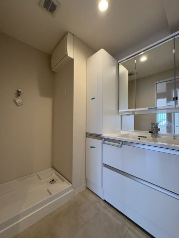 【独立洗面台】 | ライオンズマンション周船寺 | 三面鏡裏収納付で、散らかりがちな洗面回りもすっきりと片付きます