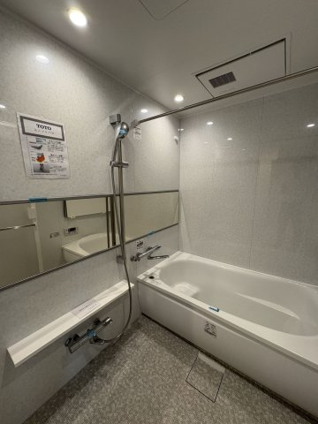 【浴室】 | ライオンズマンション周船寺 | 広々とした浴室で一日の疲れもサッパリ洗い流せます。浴槽は足を伸ばしてゆったりおくつろぎ頂けます