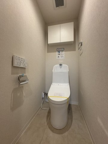 【トイレ】 | ライオンズマンション周船寺 | 冬は便座も温水も温かく快適なシャワー付トイレ。上部には収納を設置◎