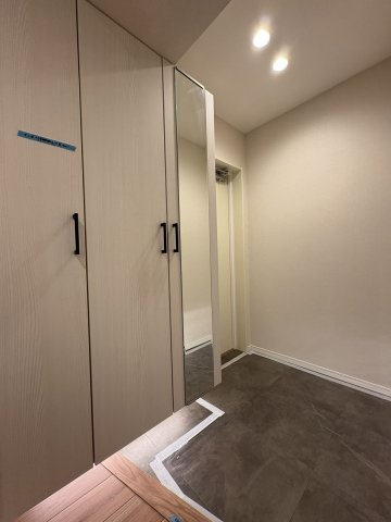 【玄関】 | ライオンズマンション周船寺 | 玄関には収能力の高いシューズボックスと姿見までセットされています