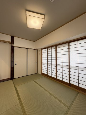 【和室】 | ライオンズマンション周船寺 | LDKとつながった快適で使い勝手の良い和室のお部屋。障子から差し込む光がやさしく、くつろげる空間です
