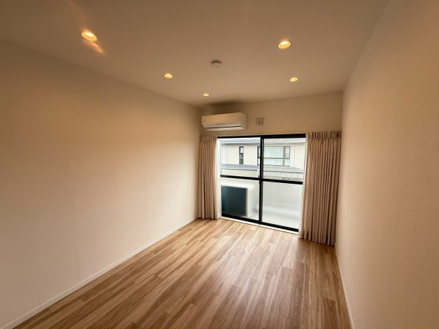 シェモア鞍馬口の洋室|約9.7帖リビングダイニングは南向きバルコニーからの採光がございます。