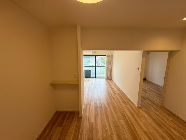 シェモア鞍馬口の居間・リビング|2020年4月末にフローリング、クロス等の交換も行っています。