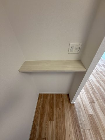 シェモア鞍馬口の内装|電話や小物類も置くことが出来ます。