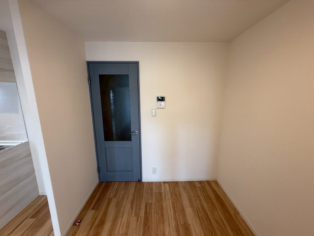 シェモア鞍馬口の内装|リビング入口のドアの色がワンポイントになっています。