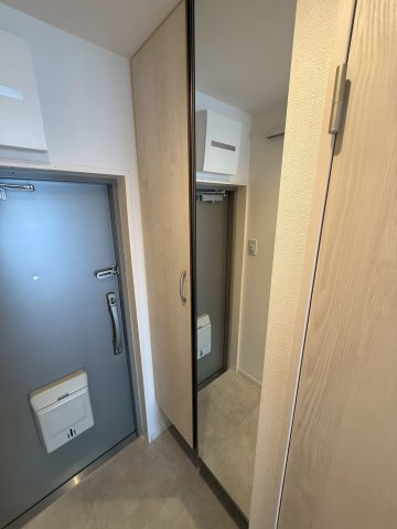 シェモア鞍馬口の玄関|シューズボックスには姿見が設置されています。