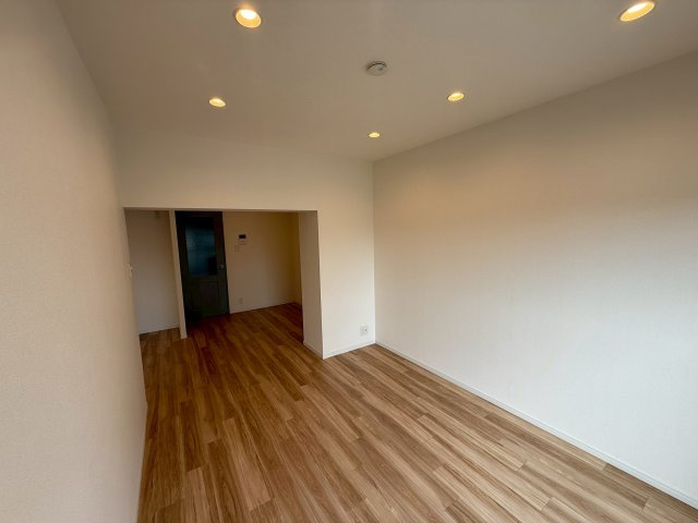 シェモア鞍馬口の居間・リビング|約9.7帖のダイニングキッチンのお写真です。調光可能なダウンライトが設置されています。