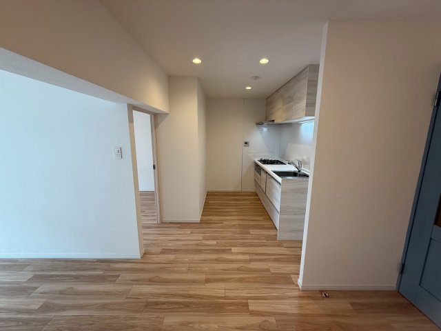 シェモア鞍馬口の居間・リビング|約14帖のLDKです。フローリングや建具の交換もされています。