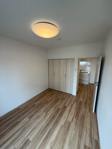 シェモア鞍馬口の洋室|クロゼット付きの約6帖の洋室です。