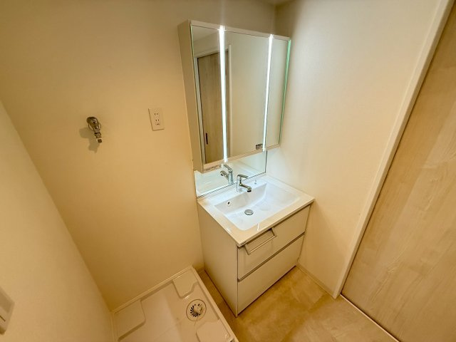 シェモア鞍馬口の独立洗面台|三面鏡の洗面台です。