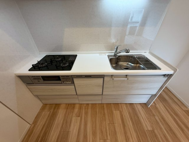 シェモア鞍馬口のキッチン|ガス3口コンロや食洗機付きのキッチンです。