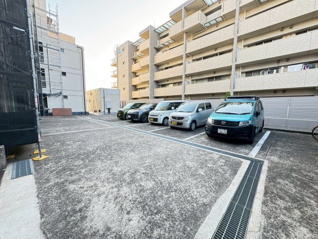 舞子コーポラスの駐車場|車をお持ちの方に嬉しい駐車場付きの物件です