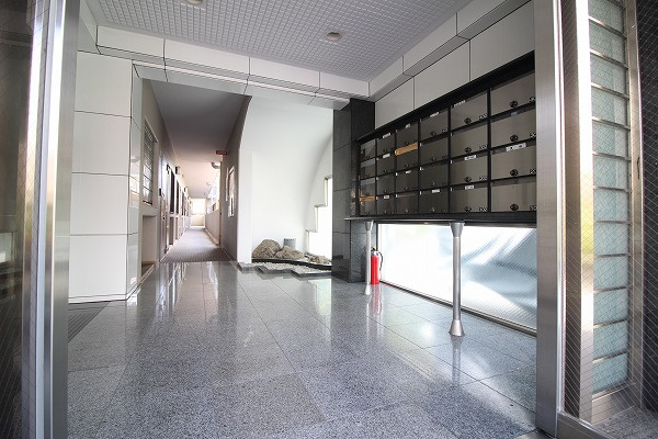 アドミラブール長岡京のエントランス