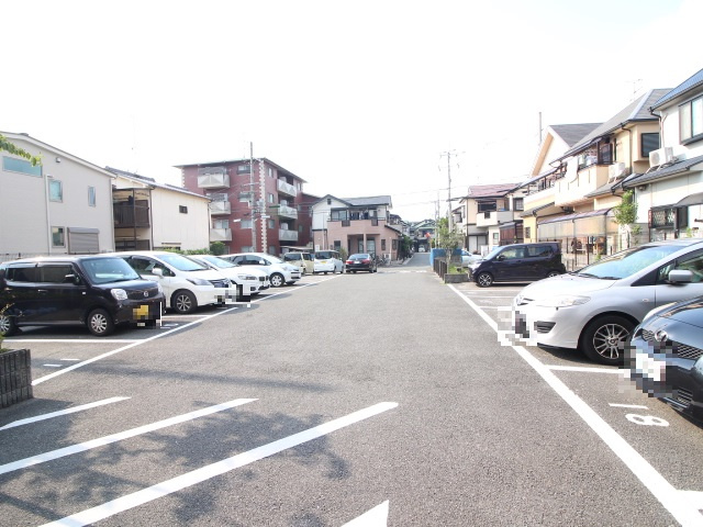 アドミラブール長岡京の駐車場
