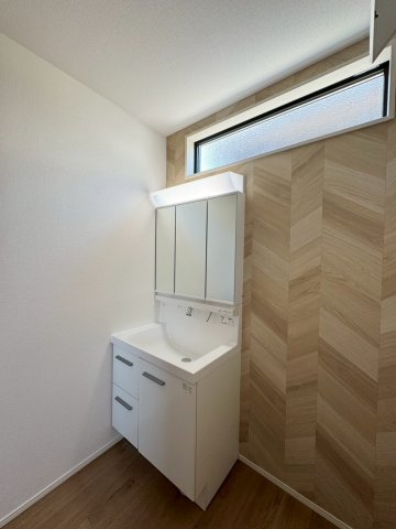 ーBloomーブルームー小倉南区湯川新町4丁目4期　【小倉南区　新築戸建て】の独立洗面台|鏡の裏側にも収納があり、化粧品などをすっきり収納できます。　【小倉南区　新築戸建て】
