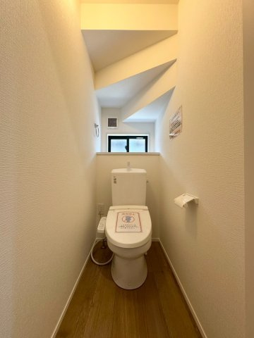 ーBloomーブルームー小倉南区湯川新町4丁目4期　【小倉南区　新築戸建て】のトイレ|冬場も快適に使える温水洗浄便座が標準装備　【小倉南区　新築戸建て】