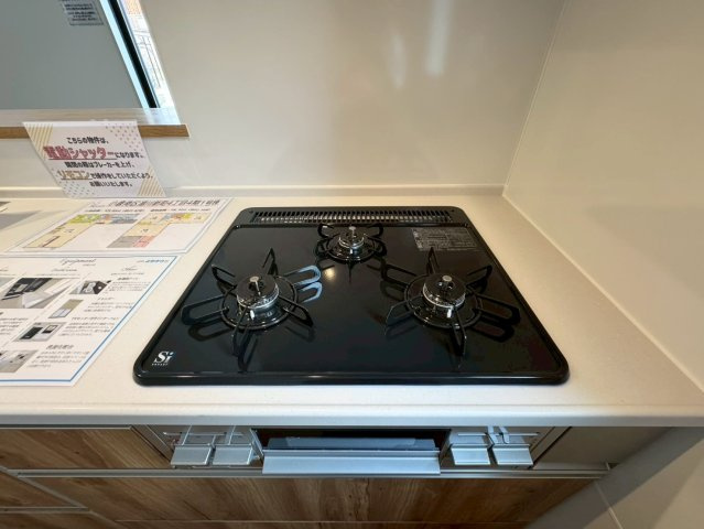 ーBloomーブルームー小倉南区湯川新町4丁目4期　【小倉南区　新築戸建て】のキッチン|３口ガスコンロのシステムキッチン♪　【小倉南区　新築戸建て】