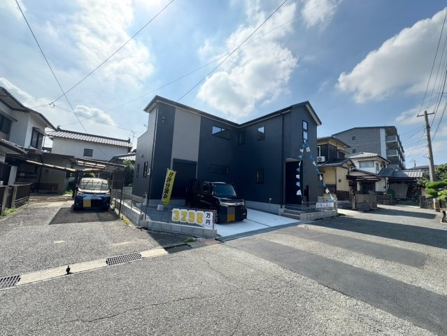 ーBloomーブルームー小倉南区湯川新町4丁目4期　【小倉南区　新築戸建て】の外観|道路からスムーズに車を出し入れできる広々とした間口です。　【小倉南区　新築戸建て】