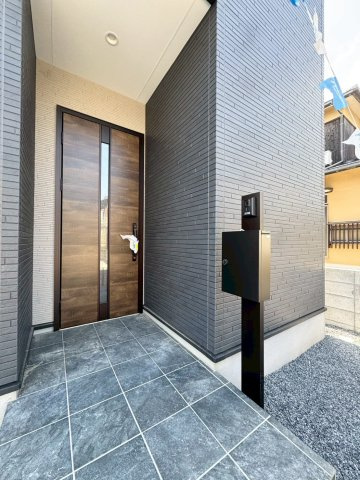 ーBloomーブルームー小倉南区湯川新町4丁目4期　【小倉南区　新築戸建て】の玄関|玄関は鍵の開閉が簡単で、防犯性にも優れています。　【小倉南区　新築戸建て】