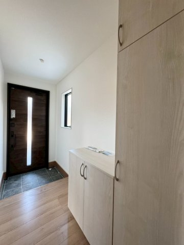 ーBloomーブルームー小倉南区湯川新町4丁目4期　【小倉南区　新築戸建て】の玄関|採光窓があり、日中は電気をつけなくても明るい空間♪　【小倉南区　新築戸建て】