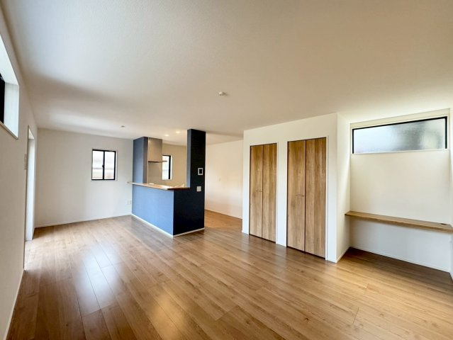 ーBloomーブルームー小倉南区湯川新町4丁目4期　【小倉南区　新築戸建て】の居間・リビング|家族がゆったりとくつろげる、広々としたリビング空間です。　【小倉南区　新築戸建て】