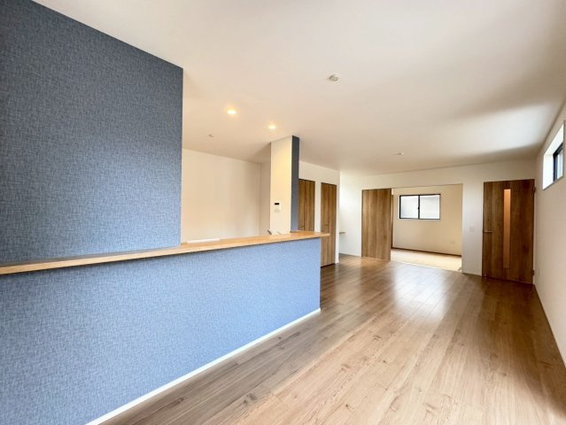 ーBloomーブルームー小倉南区湯川新町4丁目4期　【小倉南区　新築戸建て】の居間・リビング|和室と隣接しており、扉を開ければさらに開放的な空間として利用できます。　【小倉南区　新築戸建て】