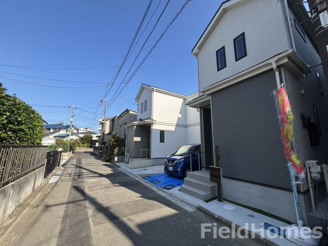 座間市栗原中央3丁目新築戸建て　A号棟の前面道路含む現地写真|前面道路含む現地写真です。