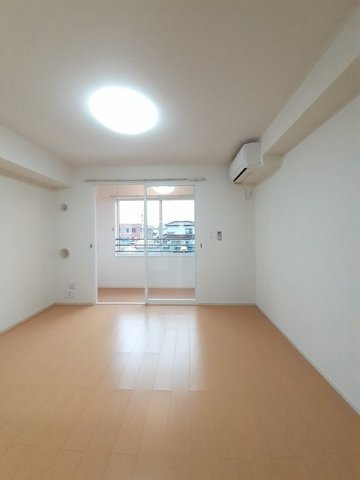 サニースクエアＡの居間・リビング|ゆったり過ごせる居間です