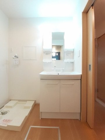 サニースクエアＡの洗面所|ゆったりとスペースのある洗面所