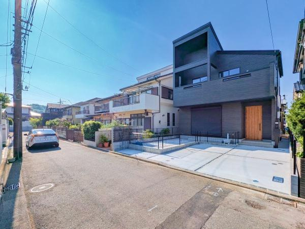 横浜市保土ケ谷区境木本町の新築一戸建の前面道路含む現地写真|落ち着いた街並みになります。
是非一度、現地へお越しください。 
ご自宅までの送迎もいたします