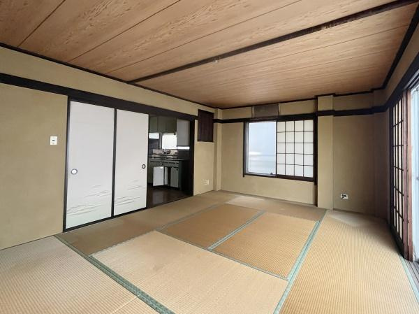 【和室】 | ダイニング隣の和室。陽当たりも、収納もしっかりです！