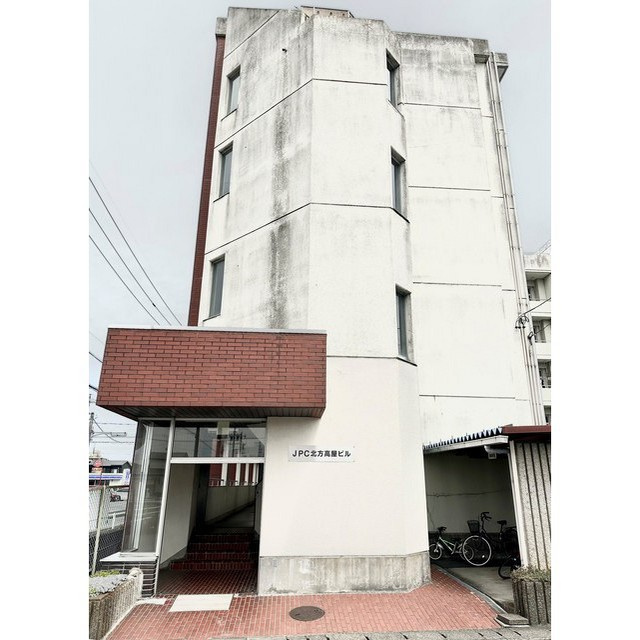 本巣郡北方町高屋伊勢田２丁目のアパートのエントランス