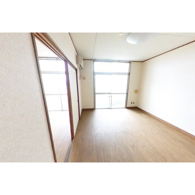 本巣郡北方町高屋伊勢田２丁目のアパートの居間・リビング