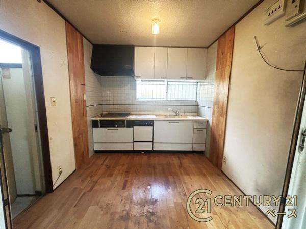 北葛城郡王寺町本町３丁目　一戸建のキッチン|■現地撮影写真■広々キッチンで快適にお料理！便利な収納スペースも完備！