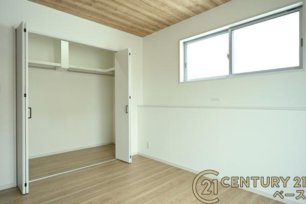 桜井市粟殿 ３号地 ／新築一戸建の収納|■現地撮影写真■冬物のコートや季節のものなどたくさんしまえる広さ！
